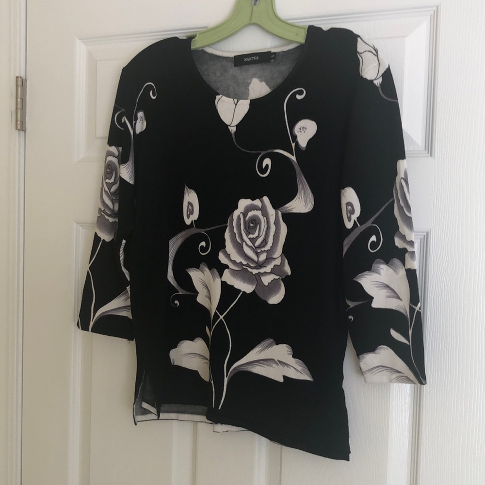 Black white and gray sweater size small. The brand is KAKTUS.